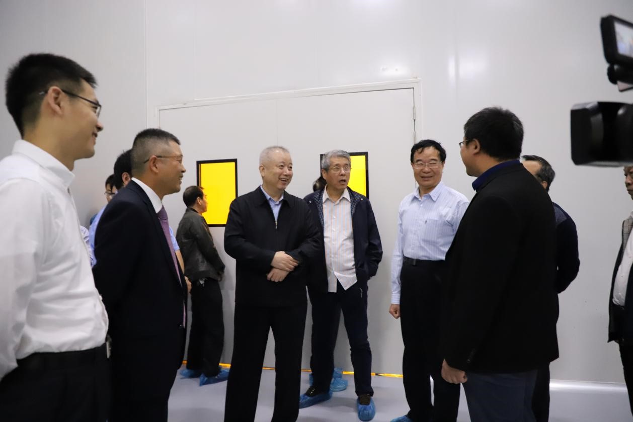 兩岸企業(yè)家峰會(huì)信息產(chǎn)業(yè)推介小組召集人、工信部原副部長劉利華一行蒞臨恒坤光刻膠工廠調(diào)研。